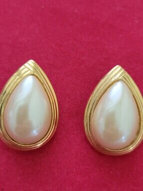 Vintage Tear Drop Faux Pearl Cabochon Clip On Earrings Gold Tone Coquette Retro